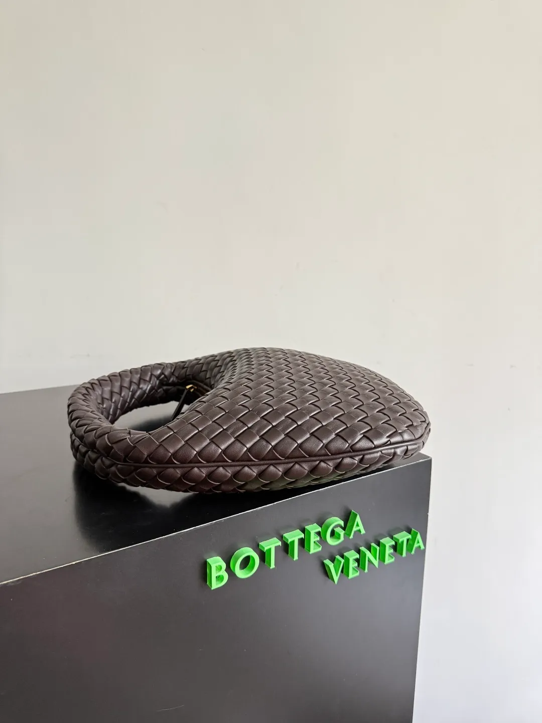 Batch 1720 BV Bottega Veneta's new early spring women's shoulder bag. The soft and delicate Hobo bag in small size is shipped! Many friends are waiting for this bag. It has a round shape and a large capacity. It can hold a 50-fold umbrella inside. Babies with a lot of daily items do not need to worry about the capacity of this bag. It is a practical bag for traveling and commuting. Although it is fluffy, it is soft and comfortable when carried on one shoulder. It has a modern and retro feel. Model No.: 856736 Size: 35*21*5cm